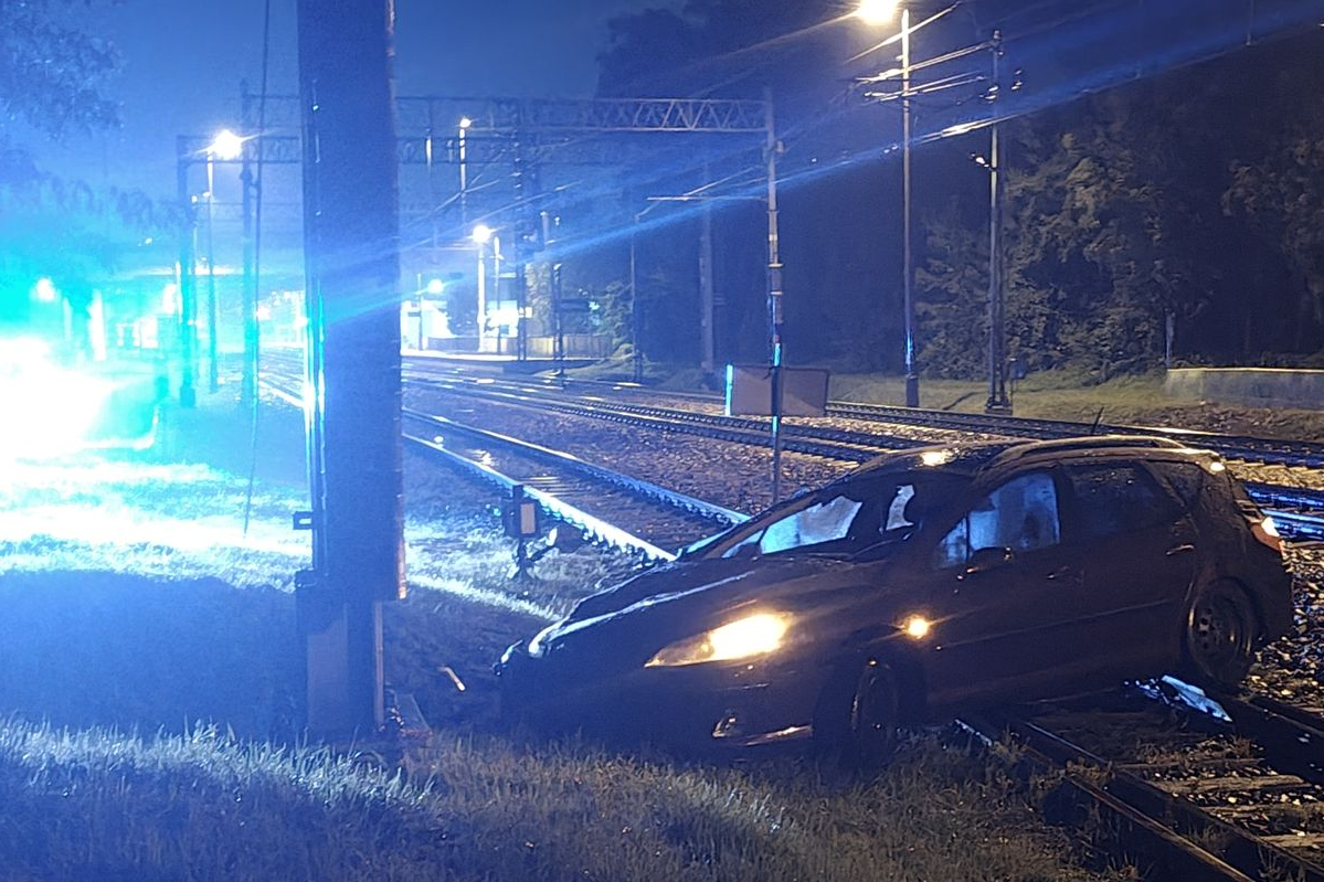 Mława – Wólka. Wjechała autem na tory [FOTO.FILM]