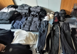 Mieszkanka powiatu mławskiego sprzedawała podróbki znanych marek. Policja zabezpieczyła ponad 300 sztuk odzieży.