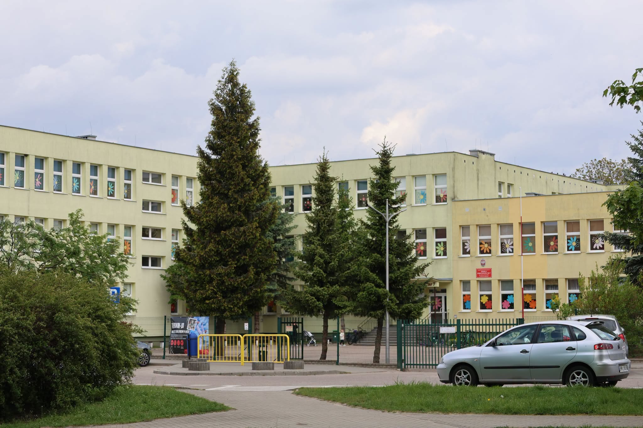 Patrole policji przy szkołach w Mławie. Miasto monitoruje sytuację